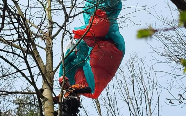 Hasiči během několika hodin zachraňovali paraglidistu a zraněného ferratistu