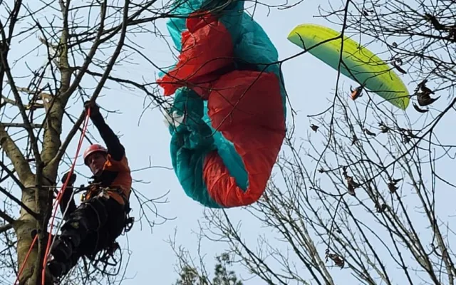 Hasiči během několika hodin zachraňovali paraglidistu a zraněného ferratistu