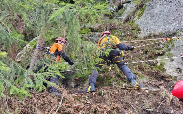 Hasiči během několika hodin zachraňovali paraglidistu a zraněného ferratistu