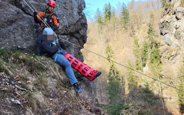 Hasiči během několika hodin zachraňovali paraglidistu a zraněného ferratistu