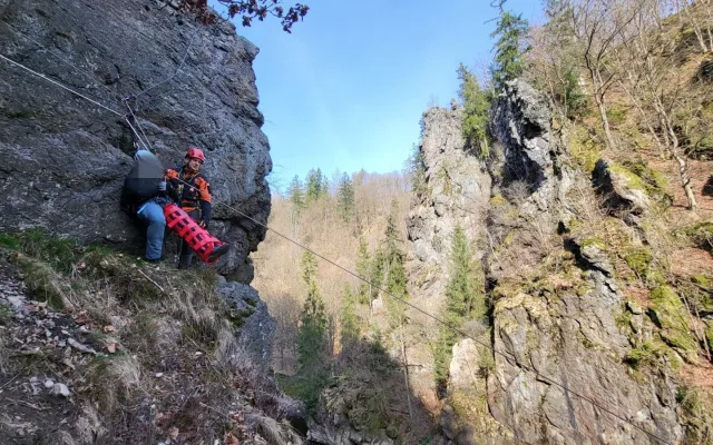Hasiči během několika hodin zachraňovali paraglidistu a zraněného ferratistu
