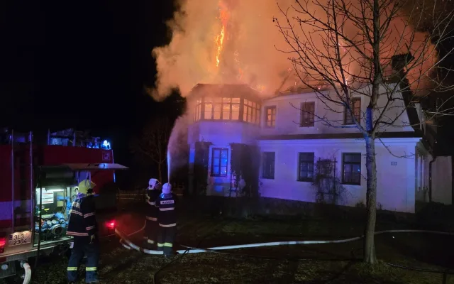 Noční požár na Benecku. Hořela střecha dvoupatrového objektu