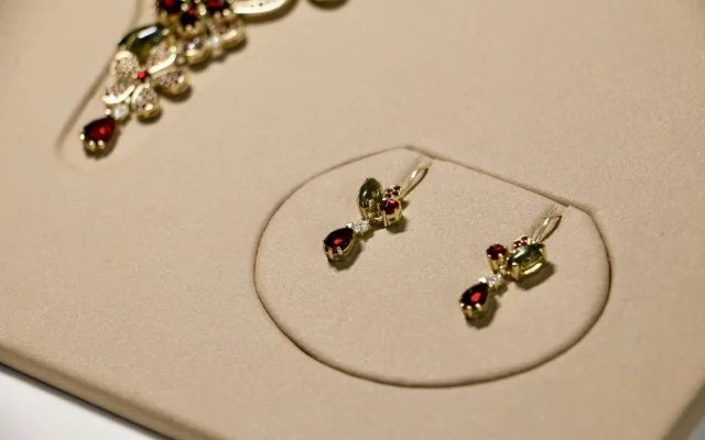 Turnovské muzeum vystavuje exkluzivní klenoty z výstavy EXPO zdobené diamanty a granáty