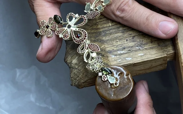 Turnovské muzeum vystavuje exkluzivní klenoty z výstavy EXPO zdobené diamanty a granáty
