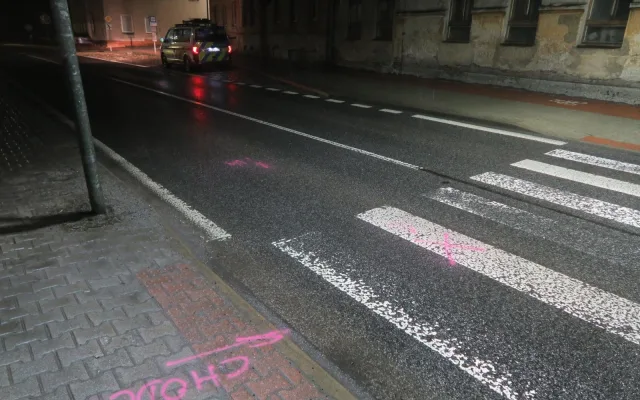 Řidič porazil v Lučanech na přechodu chlapce, z místa odjel. Policie hledá jeho i svědkyni