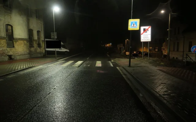 Řidič porazil v Lučanech na přechodu chlapce, z místa odjel. Policie hledá jeho i svědkyni