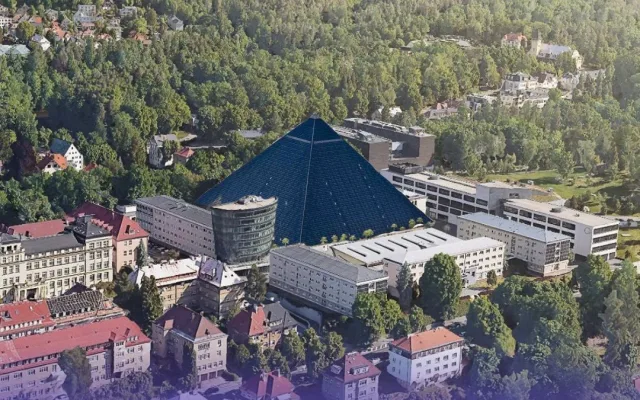 Labubu v zoo, fantaskní budovy univerzity nebo odstřelovači v Mimoni. Apríl v kraji se povedl
