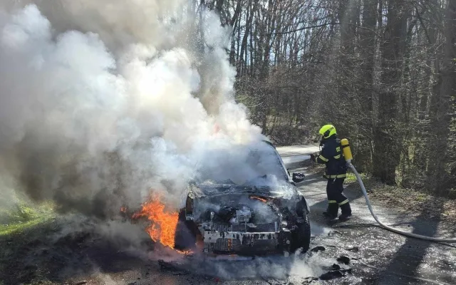 Zásah hasičů v Machníně. Shořelo auto, škoda je půl milionu