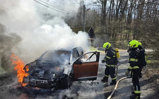Zásah hasičů v Machníně. Shořelo auto, škoda je půl milionu