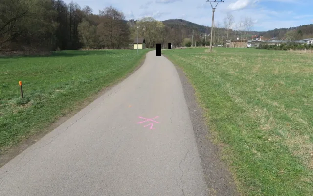 Na cyklostezce v Malé Skále vběhla holčička do kola nezletilé cyklistce. Policie hledá svědky