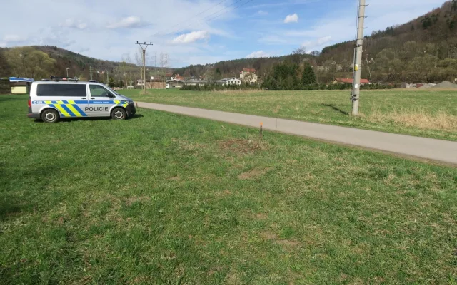 Na cyklostezce v Malé Skále vběhla holčička do kola nezletilé cyklistce. Policie hledá svědky