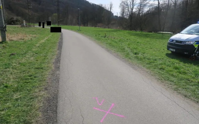 Na cyklostezce v Malé Skále vběhla holčička do kola nezletilé cyklistce. Policie hledá svědky