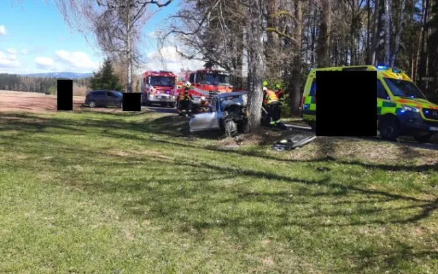 Tragická dopravní nehoda v Mříčné na Semilsku. Náraz do stromu nepřežil 85letý muž
