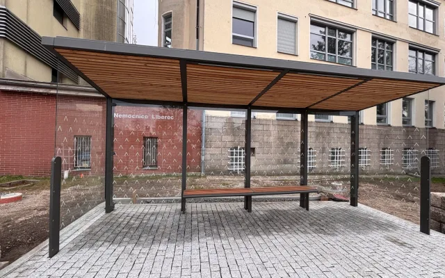 Zhotovitel včas nedodělal zastávku u nemocnice v Liberci. Stavbu teď dokončí město