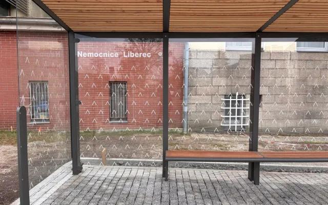 Zhotovitel včas nedodělal zastávku u nemocnice v Liberci. Stavbu teď dokončí město