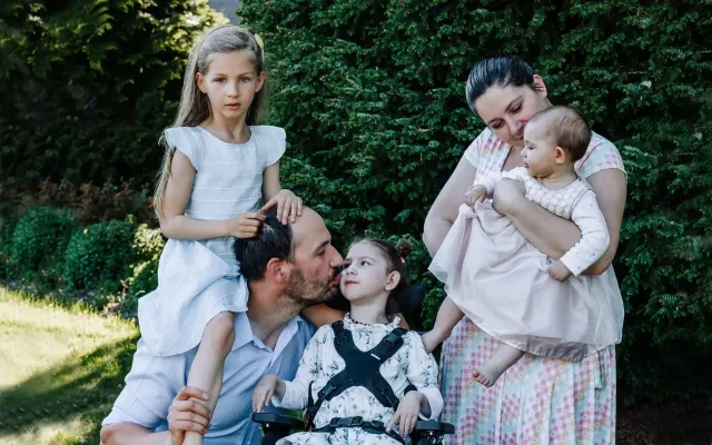 Pětiletá Natálka je mentálně na úrovni miminka, rodině chce pomoci bazárek
