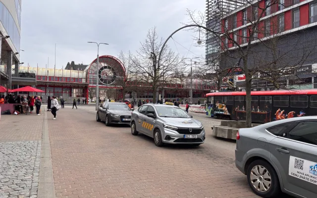 Stanoviště taxi u terminálu MHD zmizí, rozhodnutí města nezměnila ani petice