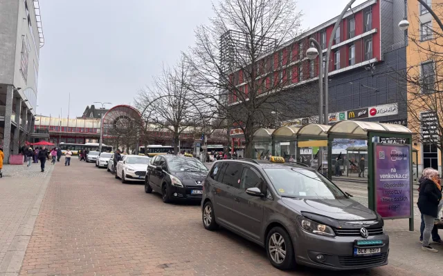 Stanoviště taxi u terminálu MHD zmizí, rozhodnutí města nezměnila ani petice