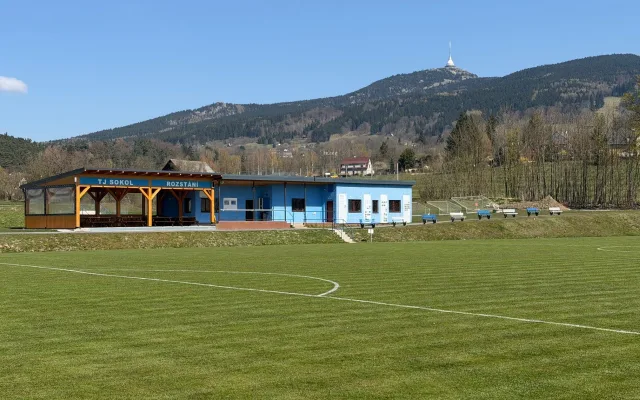 Fotbalové hřiště v Rozstání.