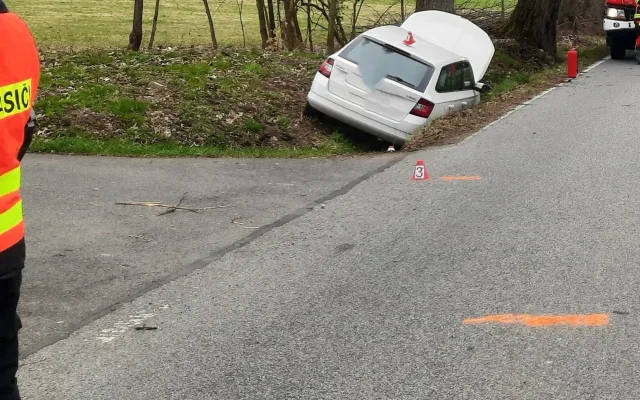 To je příběh! Cyklistu u fotbalového hřiště srazilo auto, na pomoc se sběhli hráči obou týmů
