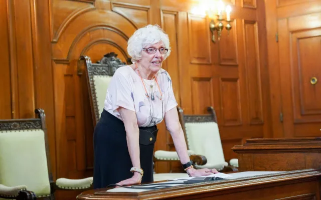 Medaile Liberce pro historičku Kateřinu Portmann. Podobné předání obřadní síň nepamatuje