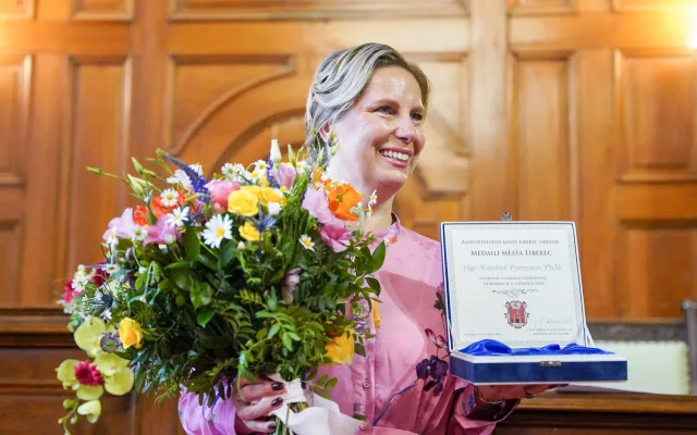 Medaile Liberce pro historičku Kateřinu Portmann. Podobné předání obřadní síň nepamatuje