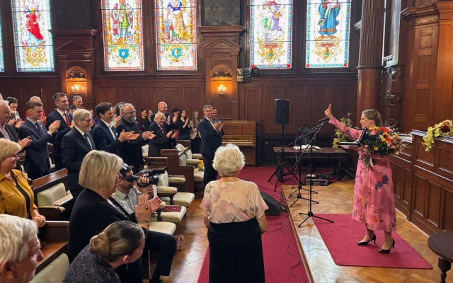 Medaile Liberce pro historičku Kateřinu Portmann. Podobné předání obřadní síň nepamatuje
