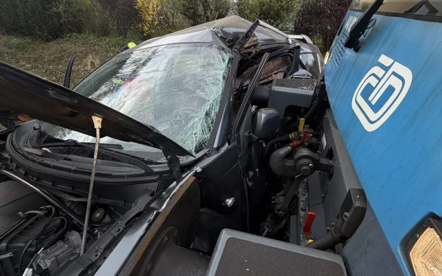 V Jablonci se střetl vlak s osobním autem. Zraněni byli tři lidé, na místo vyrazil i vrtulník