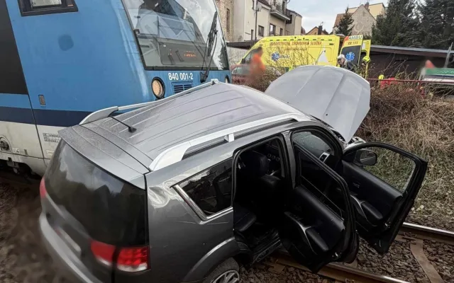 V Jablonci se střetl vlak s osobním autem. Zraněni byli tři lidé, na místo vyrazil i vrtulník