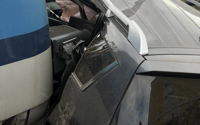 V Jablonci se střetl vlak s osobním autem. Zraněni byli tři lidé, na místo vyrazil i vrtulník
