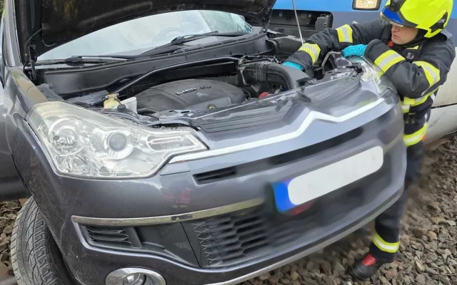 V Jablonci se střetl vlak s osobním autem. Zraněni byli tři lidé, na místo vyrazil i vrtulník