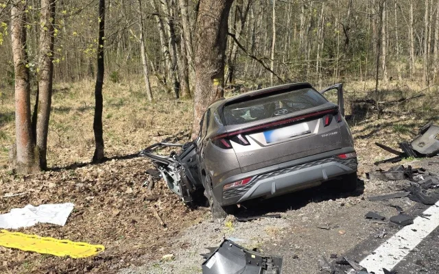 Vážná nehoda u Kuřívod. Řidiči zůstali po čelní srážce v autech zaklínění