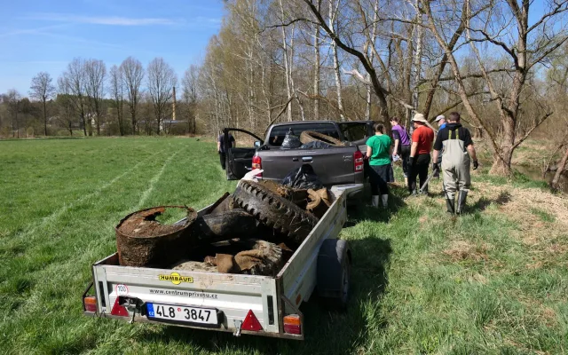 Dobrovolníci uklízeli meandry Smědé. Nasbírali desítky pytlů odpadu i pneumatiky