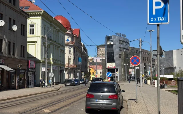 Taxíky z Fügnerovy definitivně zmizely. Lidé je nově najdou třeba před Klubem Lípa