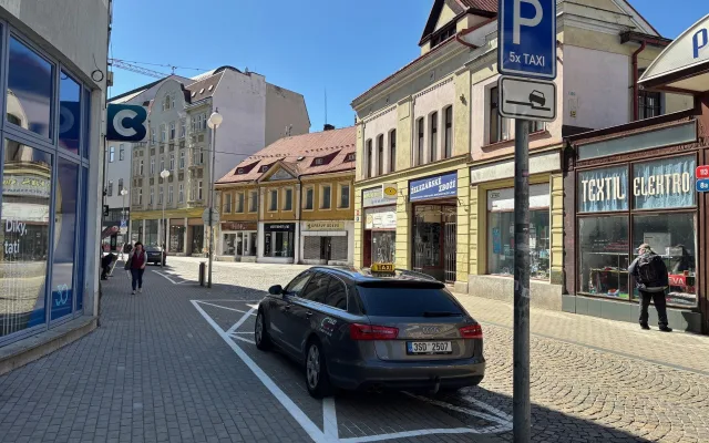 Taxíky z Fügnerovy definitivně zmizely. Lidé je nově najdou třeba před Klubem Lípa