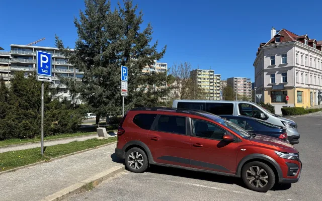Taxíky z Fügnerovy definitivně zmizely. Lidé je nově najdou třeba před Klubem Lípa