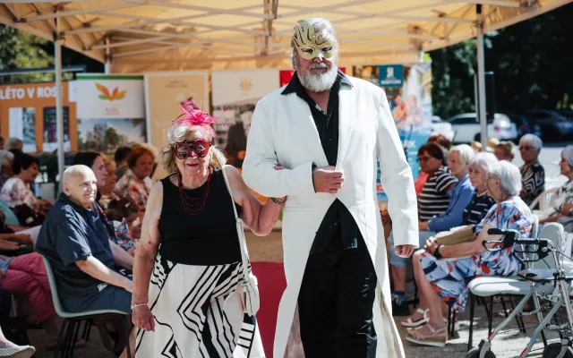 Patron modní přhlídky seniorů Centra RoSa Liberec, herec Martin Polách s modelkou 2025