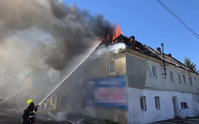 V Bulovce shořela střecha rodinného domu, evakuovalo se z něj 13 lidí