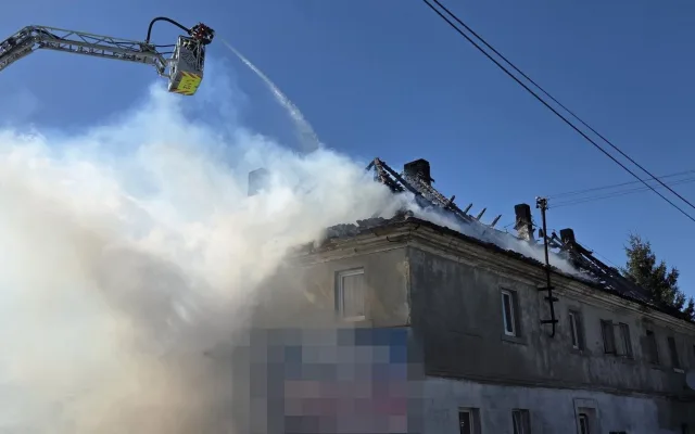V Bulovce shořela střecha rodinného domu, evakuovalo se z něj 13 lidí