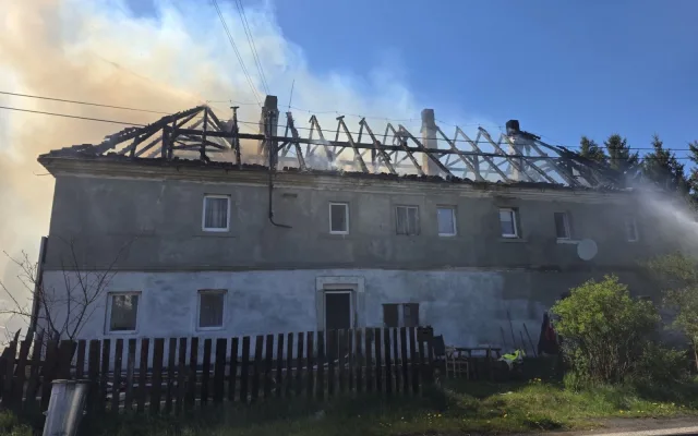 V Bulovce shořela střecha rodinného domu, evakuovalo se z něj 13 lidí