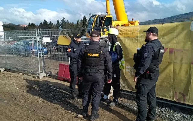 Kontroly cizinců na stavbách v Liberci: šest cizinců musí opustit Českou republiku