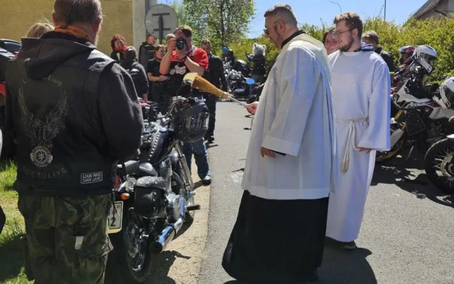 Motorkáři zahájili sezónu v Dlouhém Mostě. Na bohoslužbu a žehnání jich přijelo přes 150