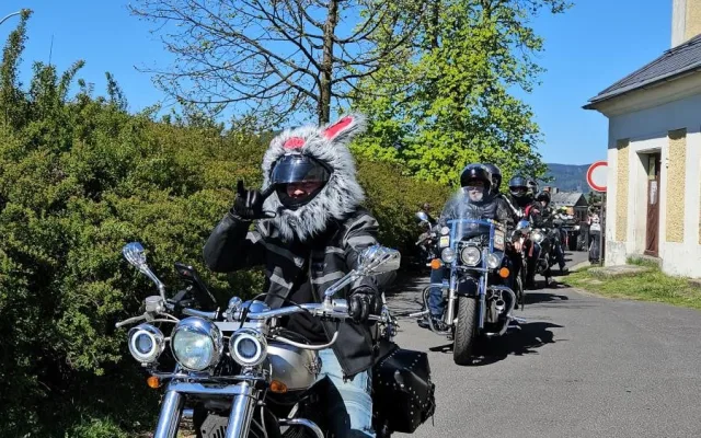 Motorkáři zahájili sezónu v Dlouhém Mostě. Na bohoslužbu a žehnání jich přijelo přes 150