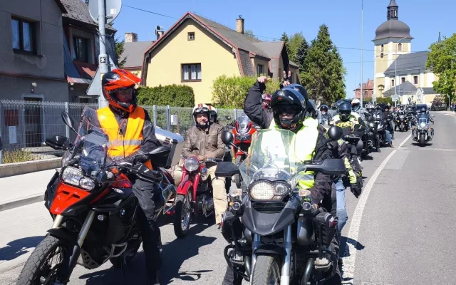 Motorkáři zahájili sezónu v Dlouhém Mostě. Na bohoslužbu a žehnání jich přijelo přes 150