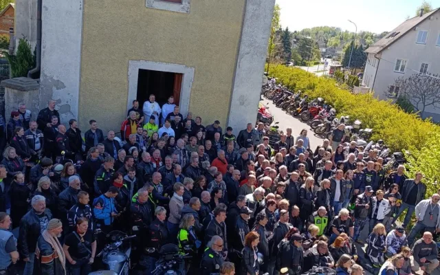 Motorkáři zahájili sezónu v Dlouhém Mostě. Na bohoslužbu a žehnání jich přijelo přes 150