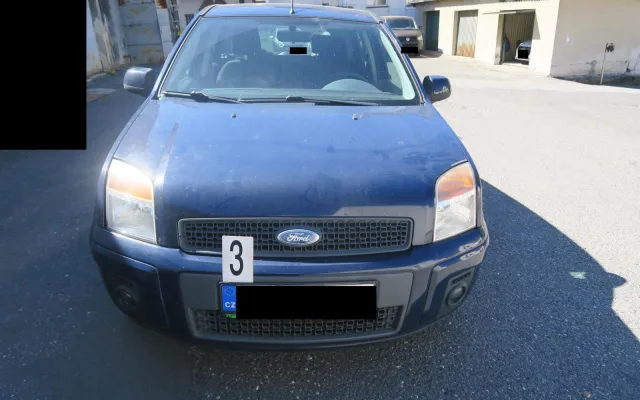 Srážka auta s cyklistkou v Malé Skále. Policisté hledají důležitého svědka