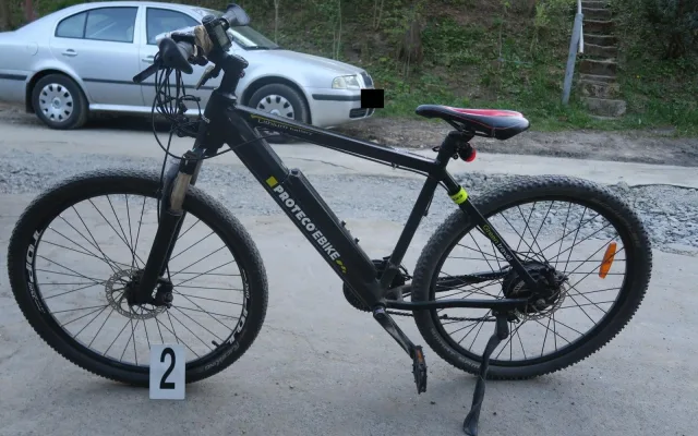 Srážka auta s cyklistkou v Malé Skále. Policisté hledají důležitého svědka