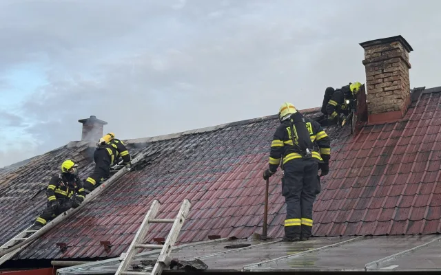 Požár domu v Mírové. Tři lidé se nadýchali kouře, skončili v nemocnici