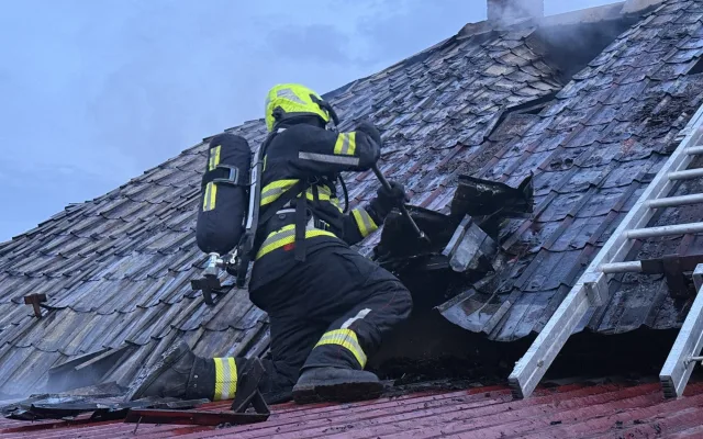 Požár domu v Mírové. Tři lidé se nadýchali kouře, skončili v nemocnici