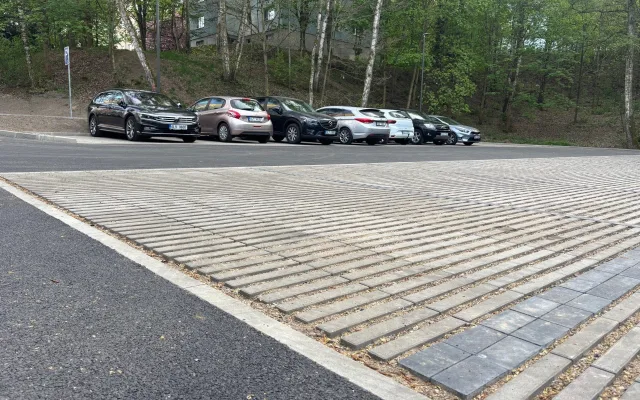 Nové parkoviště na Broumovské je hotové, nabízí 38 parkovacích míst